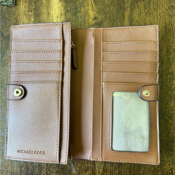 👜 Michael Kors Bi-Fold Wallet - Picture 3 of 6